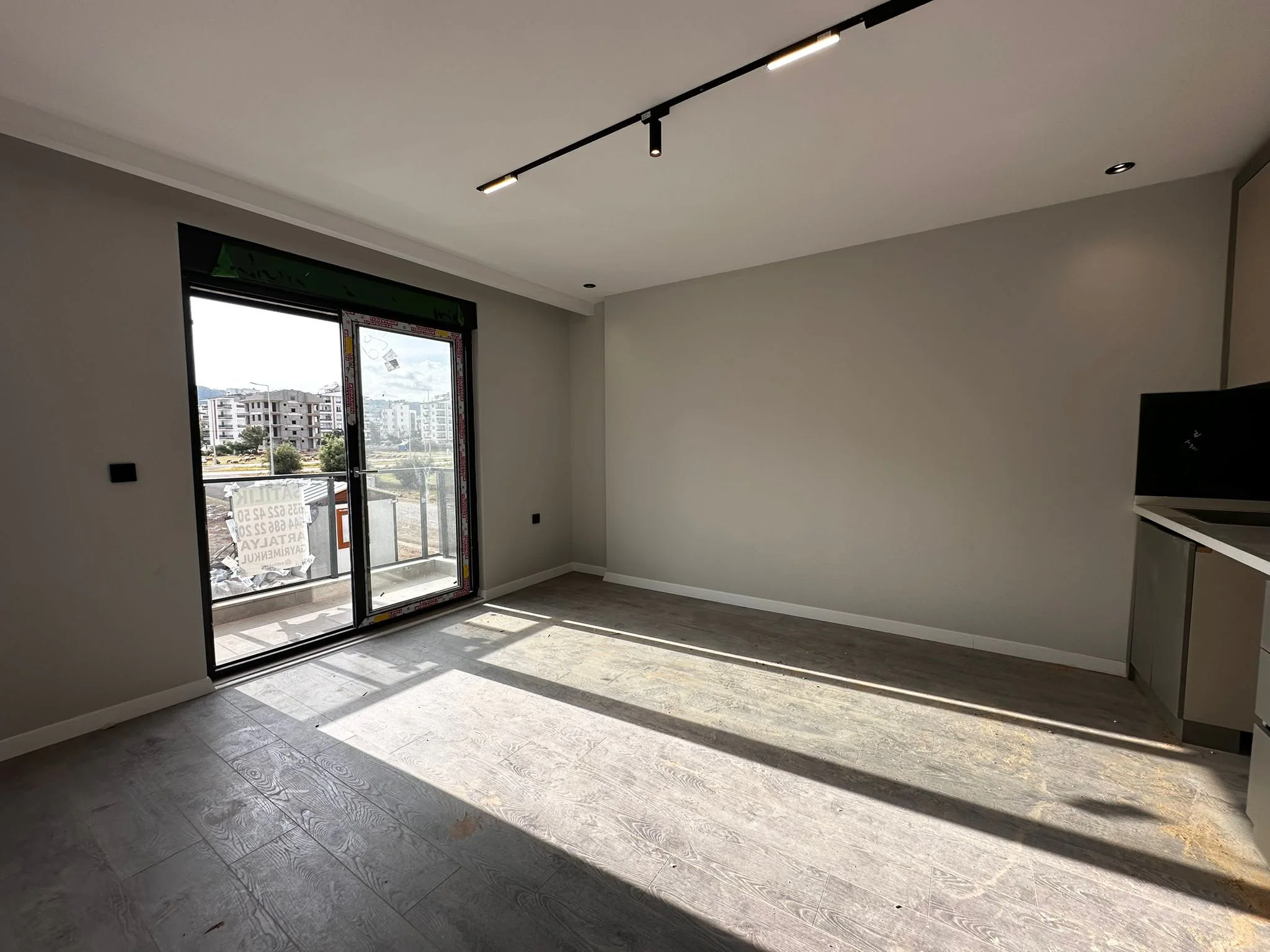 Proje 1 yaşam alanı ve balkon görünümü